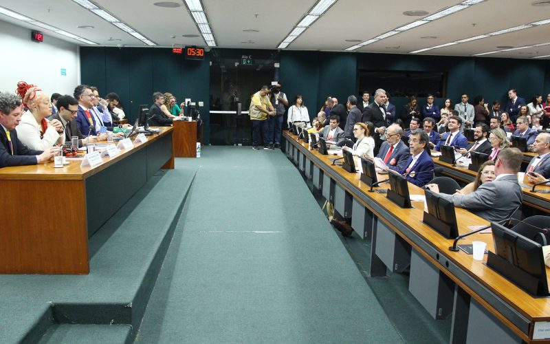 Fim da jornada 6×1 é aprovado pela Comissão e segue para votação no Plenário da Câmara
