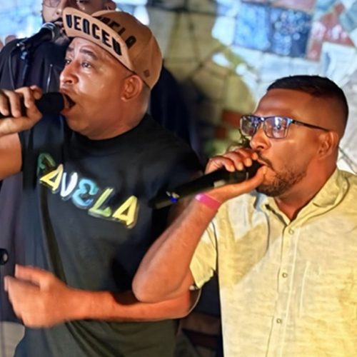 Cantor Ralf grava audiovisual no Vidigal cercado por amigos, família e grandes da música