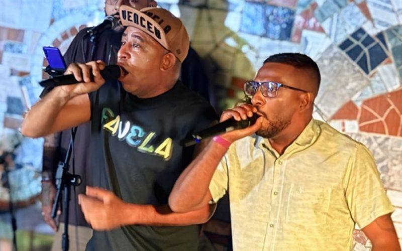 Cantor Ralf grava audiovisual no Vidigal cercado por amigos, família e grandes da música