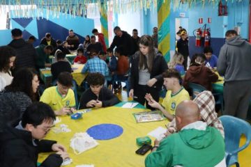 Portelão atrai mais de 120 participantes para animada troca de figurinhas