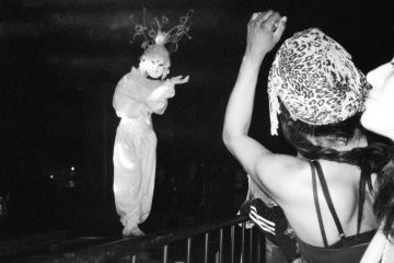 Mostra explora a conexão entre ativismo social e festividades culturais