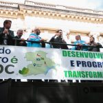 Leite se une a manifestação em apoio à CMPC diante do Palácio Piratini