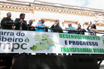 Leite se une a manifestação em apoio à CMPC diante do Palácio Piratini