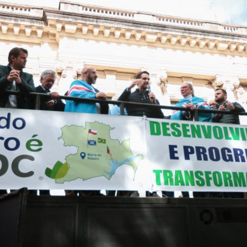 Leite se une a manifestação em apoio à CMPC diante do Palácio Piratini