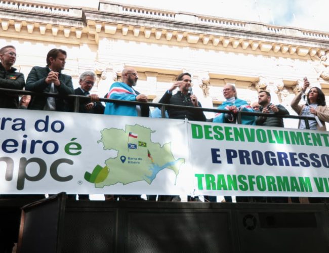 Leite se une a manifestação em apoio à CMPC diante do Palácio Piratini