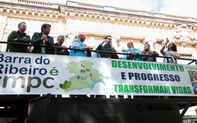 Leite se une a manifestação em apoio à CMPC diante do Palácio Piratini