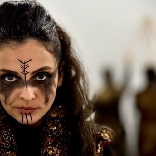 Teatro ao ar livre: Três Mosqueteiros encanta Porto Alegre com apresentação sem custo