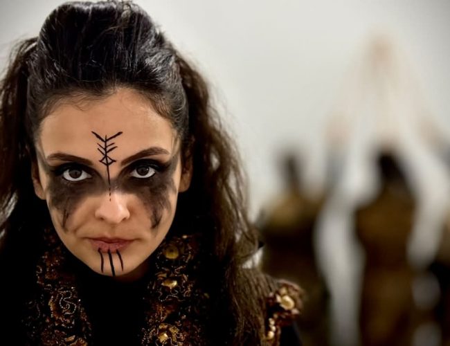 Teatro ao ar livre: Três Mosqueteiros encanta Porto Alegre com apresentação sem custo