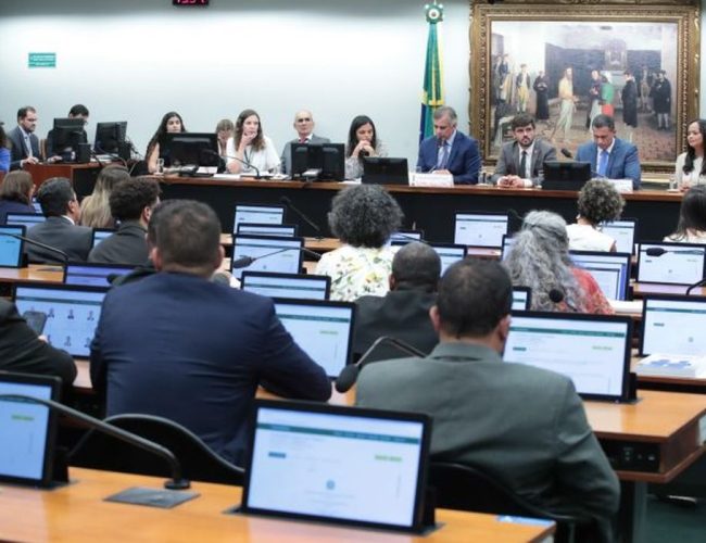 Comissão discute e aprova proposta de diminuição da maioridade penal