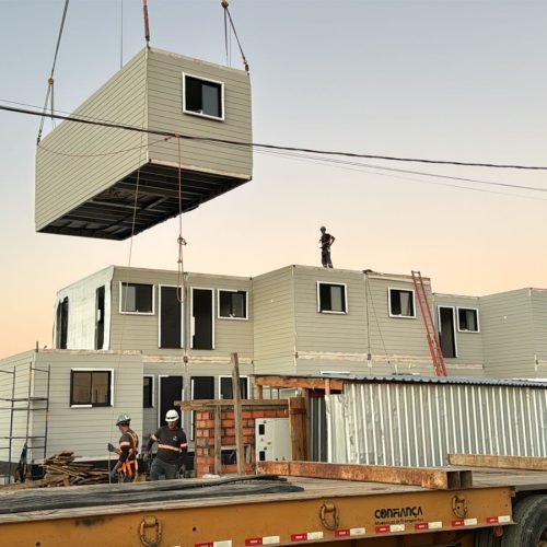 Prédios “em linha de montagem”: construtora brasileira acelera modelo industrializado e prepara edifícios de até oito andares