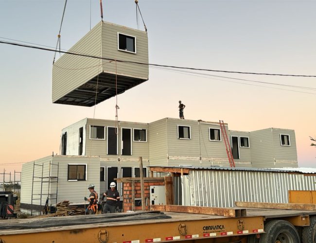 Prédios “em linha de montagem”: construtora brasileira acelera modelo industrializado e prepara edifícios de até oito andares