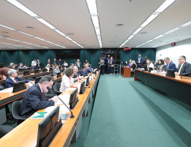 Comissão de Constituição e Justiça dá sinal verde para proposta que limita maioridade penal a 16 anos
