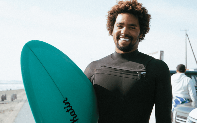 Victor Bernardo garante vaga no Surfing Champions Trophy 2026