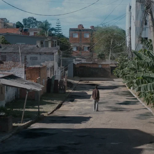 Futuro Futuro” projeta um Brasil fragmentado em antecipação ao seu ocaso