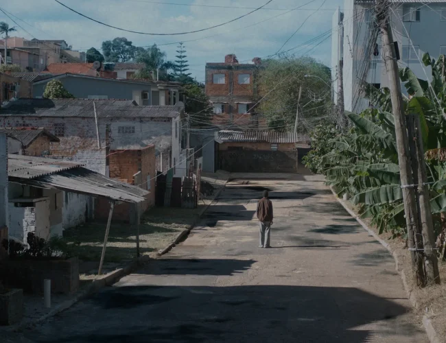 Futuro Futuro” projeta um Brasil fragmentado em antecipação ao seu ocaso