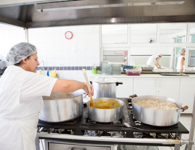 Denúncia pede apuração de contratação sem licitação para merenda escolar em Maringá