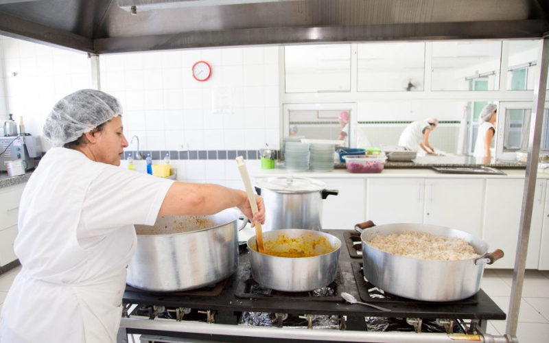 Denúncia pede apuração de contratação sem licitação para merenda escolar em Maringá